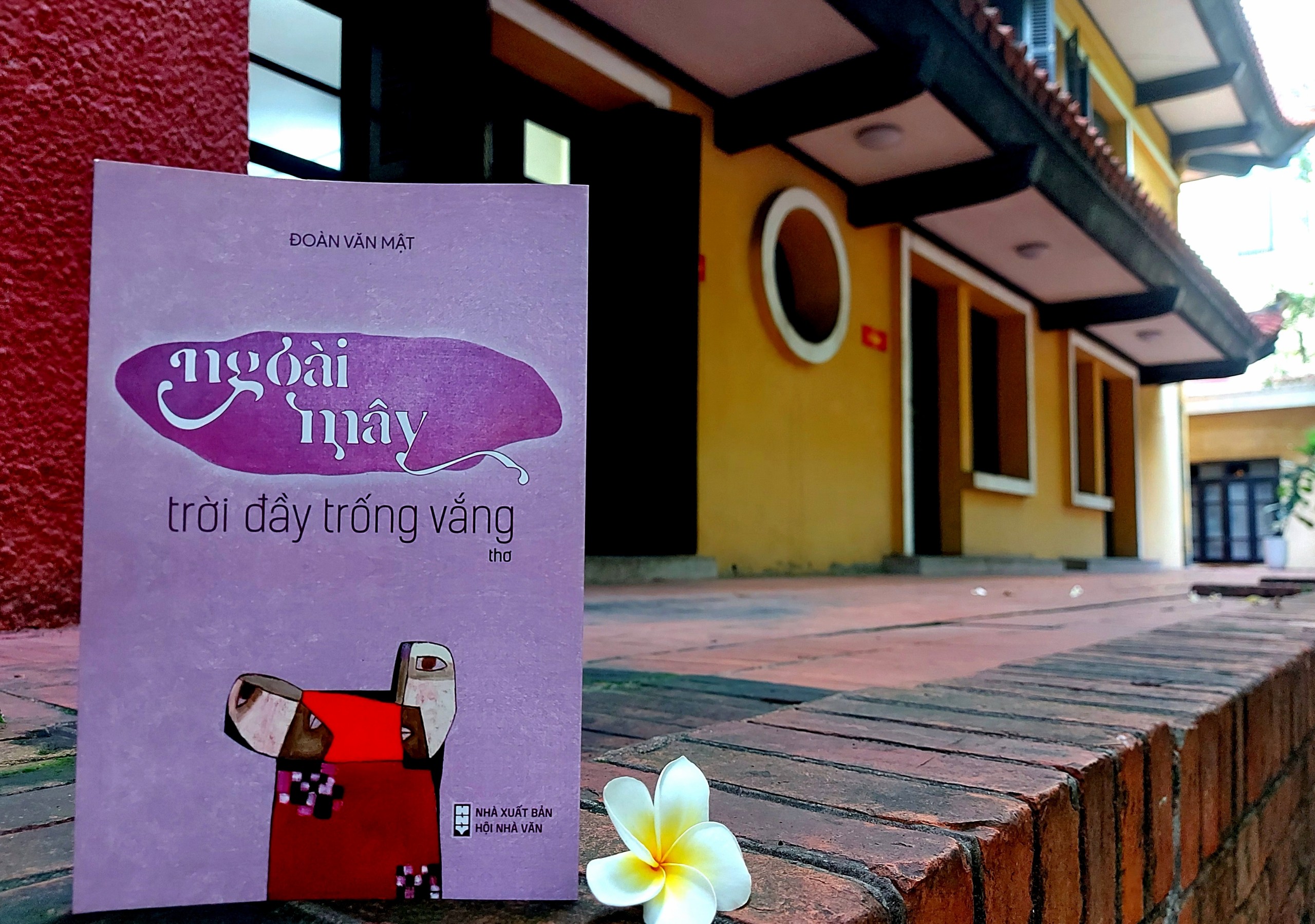 Ngoài mây trời đầy trống vắng