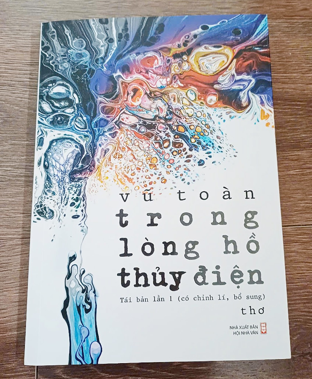 TRONG LÒNG HỒ THUỶ ĐIỆN